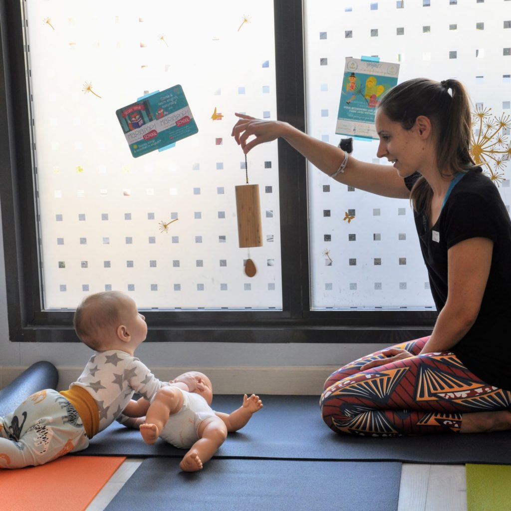 yoga maman bambin pour bébé qui expore
